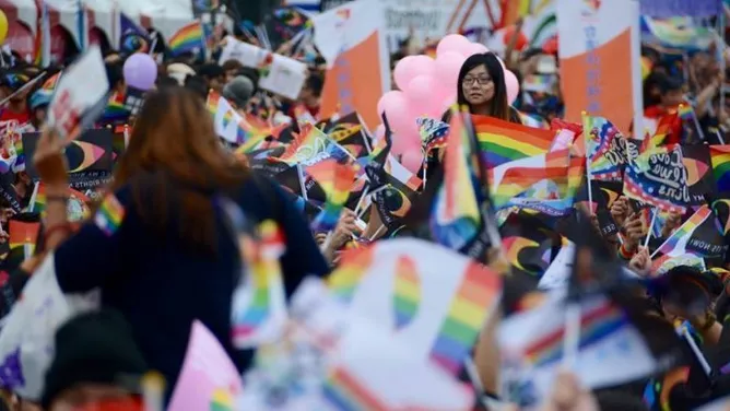 Die Menschen fordern vor dem Regierungssitz von Präsidentin Tsai Ing-wen die Öffnung der Ehe für Homosexuelle.