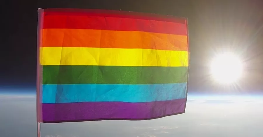 Regenbogenflagge auf Höhenflug