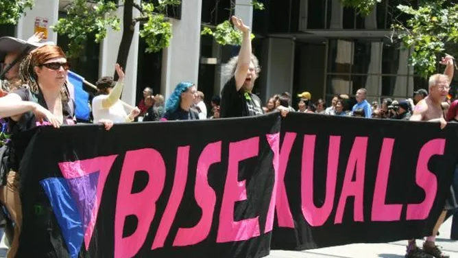 Bisexuelle demonstrieren beim San Francisco Pride für mehr Aufmerksamkeit.