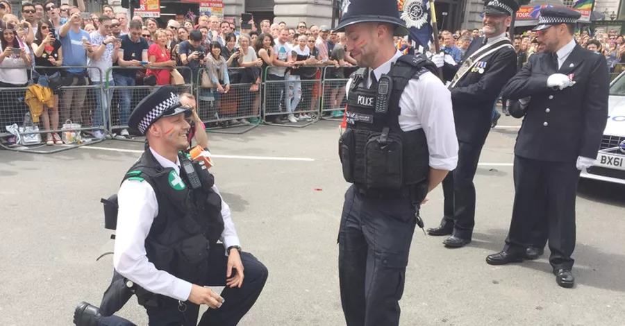 Londoner Polizisten geben sich das Ja-Wort