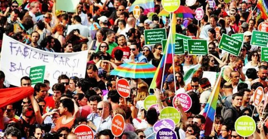 Polizei löst Trans Pride gewaltsam auf