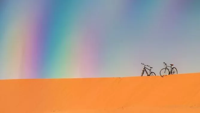 Regenbogen in der Wüste Marokkos: Für LGBTIQ* ist die Lage dort dennoch schwer.