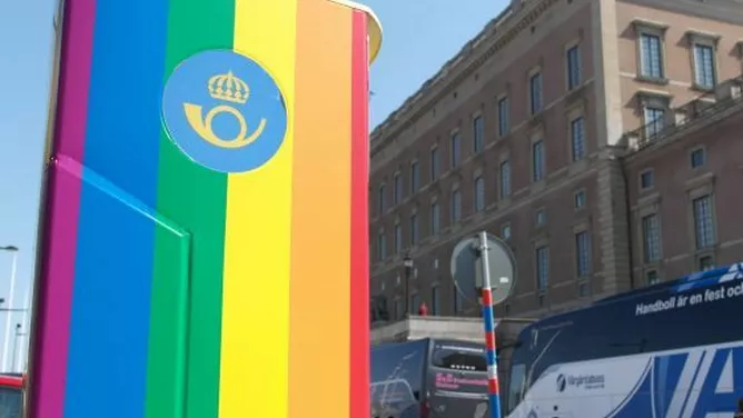 Stockholm bereitet sich auf viele schwule Gäste vor: Unter anderem mit Regenbogenbriefkästen.