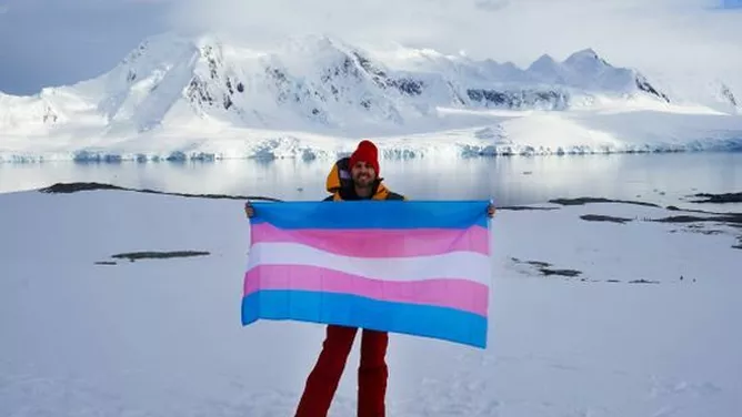 Auch die Flagge für Transsexualität war mit an Bord.
