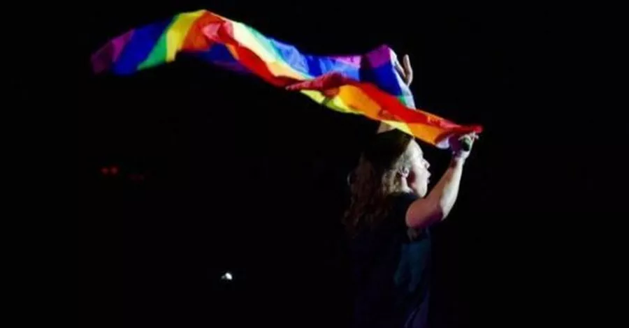Harry Styles: Tanz mit der Regenbogenflagge
