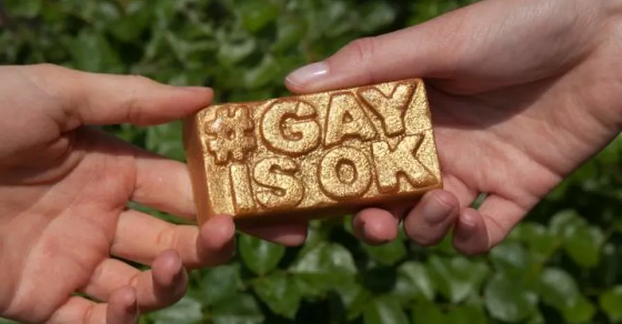 Lush und AllOut starten #GayIsOk-Kampagne