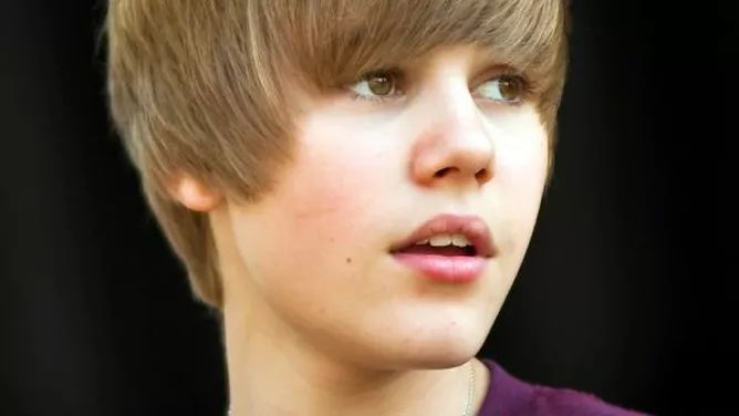 Justin Bieber, auf dem Foto 15 Jahre alt, galt als klassischer Twink. Er hat sein Image gewandelt: Durch Tattoos, Drogen, Exzesse.
