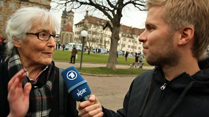 Der Journalist Christian Deker (rechts) war schockiert über die homophoben Äußerunge, die die Leute ganz offen in sein ARD-Mikrofon gesagt haben.