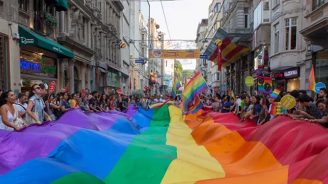 Tausende feierten 2013 den Gay Pride in Instanbul.