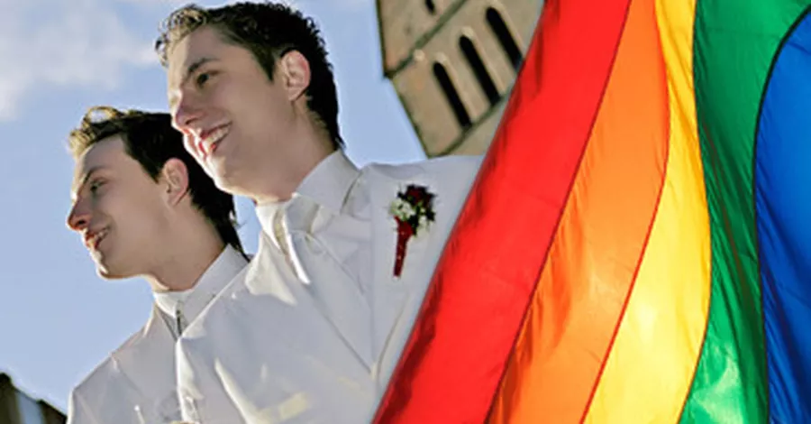 Gleichgeschlechtliche Ehe vor Altar gleich