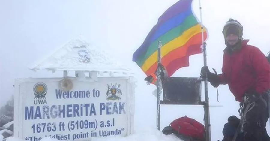 Eine Regenbogenfahne auf dem höchsten Berg Ugandas