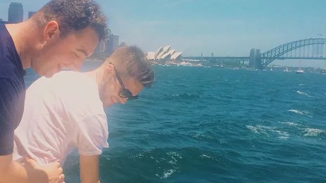 Sam Smith und Jonathan Zeizel im Hafen von Sydney.