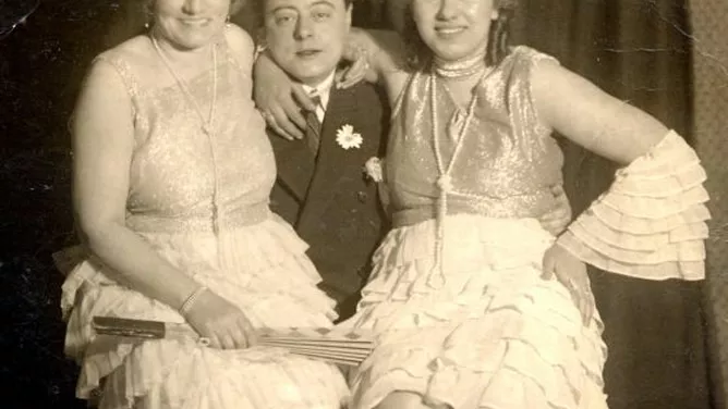 Wilhelm Heckmann mit zwei Show-Tänzerinnen.