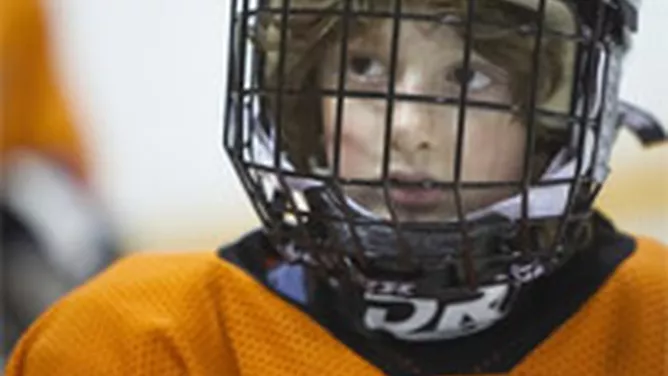 Scot als Eis-Hockey-Spieler: Er will seinem neuen Dad beweisen, was ihn ihm steckt.