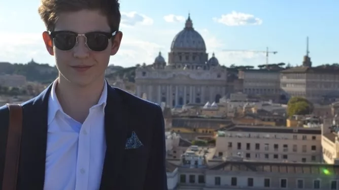 Louis in seiner Traumstadt Rom mit dem Petersdom im Hintergrund.