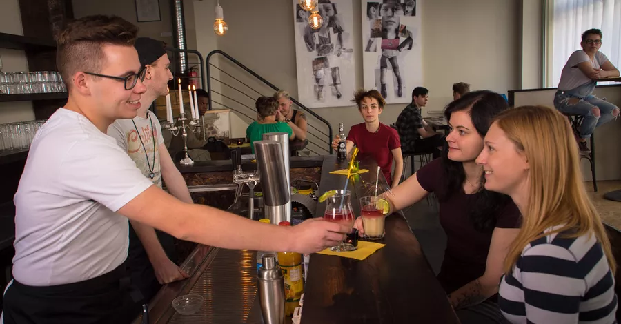 Neues Café für lesbische und schwule Jugendliche in Köln eröffnet
