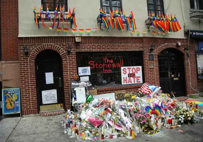Das Stonewall Inn heute. Das Bild stammt aus dem Jahr 2016, wo auch in New York der Opfer des Pulse Club Massakers gedacht wurde.
