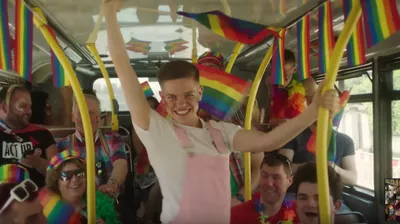 Video: Väter überraschen ihre queeren Kids mit Pride Bus