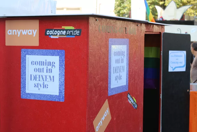Die Coming-out-Box des anyway auf dem CSD-Straßenfest.