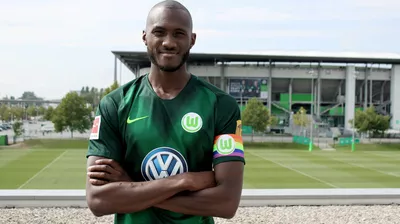 VfL Wolfsburg: Mit Regenbogen-Kapitänsbinde aufs Spielfeld