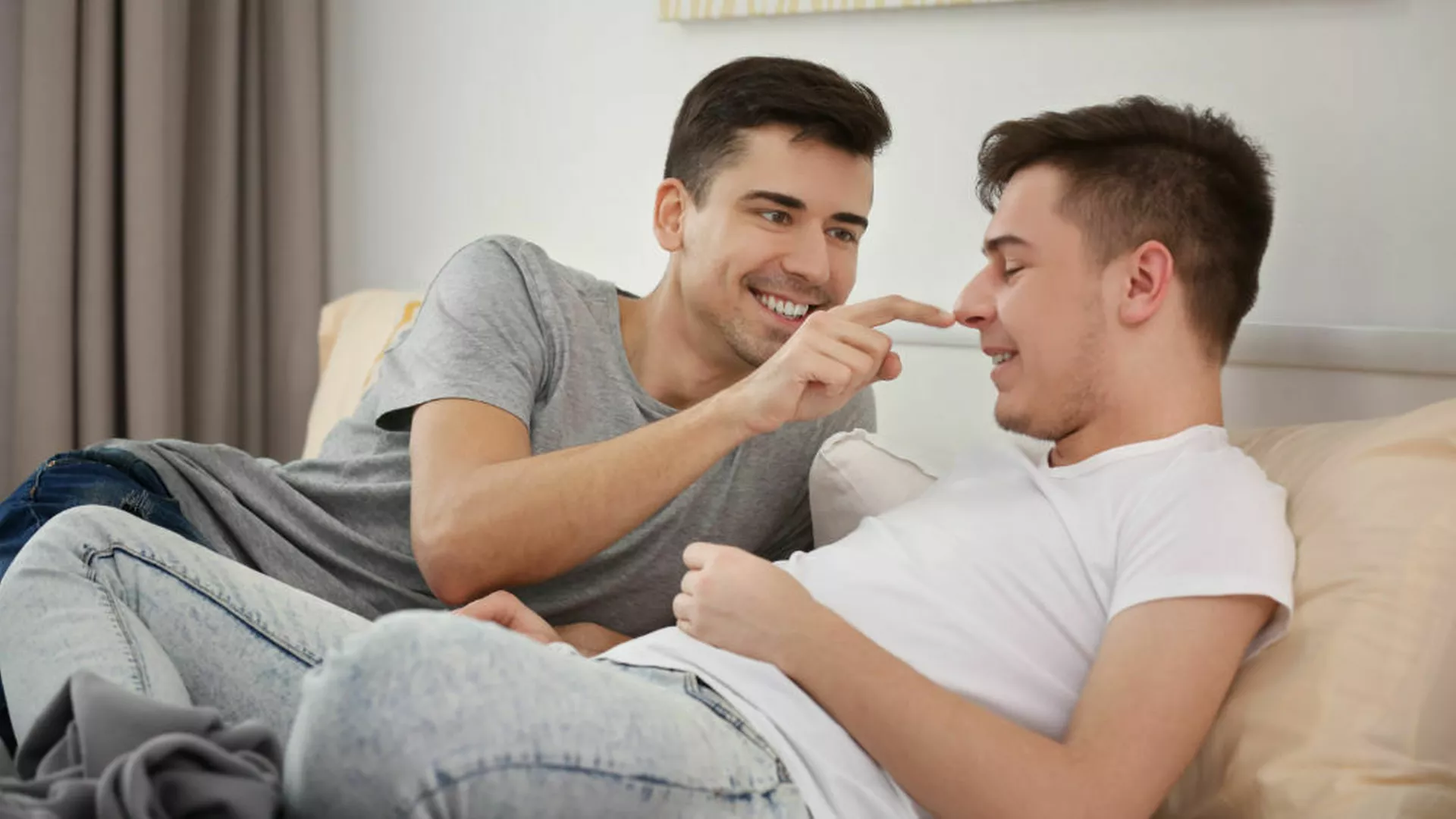 Два гея дома. Гомосексуальные мужчины. Гомосексуальная пара в постели. Однополая любовь мужчин. Гомосексуальный подросток.